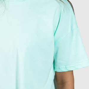 Ropa de verano elegante para mujeres modernas. Las camisetas cortas para mujer ofrecen comodidad ligera y un ajuste favorecedor para atuendos informales. - Product Image 5