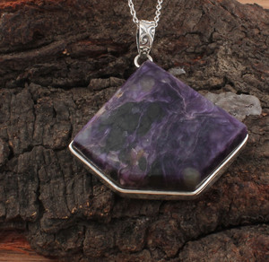 Pendentif en charoïte russe naturelle, plaqué platine, serti en argent sterling, style vintage, simple, enveloppé, pierre précieuse violette, collier - Product Image 1