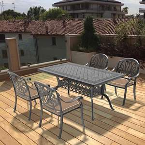 Set di 5 pezzi di mobili da giardino in alluminio fuso con cuscini a colori casuali - Product Image 1