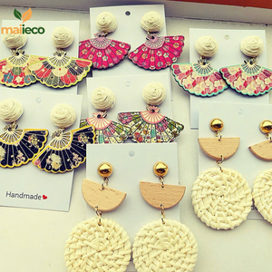 Boucles d'oreilles en bois vintage élégantes pour femmes, breloque de goutte de fleur en forme d'éventail rétro - Product Image 4