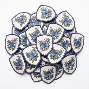 Insignias Bordadas Hexagonales con Diseño de Arándano, Proveedor Mayorista de Escudos Botánicos de Ramas de Arándano para Prendas y Delantales - Product Image 3