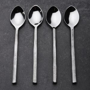 Juego de 4 cucharas modernas con cabezas de acero inoxidable con acabado espejo y mangos texturizados para cenas y uso doméstico - Product Image 1
