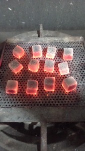 Un artículo indispensable para los amantes de la barbacoa y los aficionados al hookah es el carbón de cáscara de coco de origen indonesio. - Product Image 3