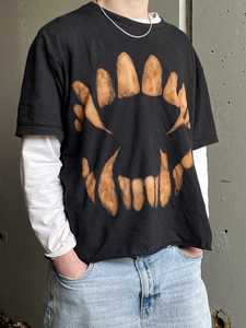 T-shirt noir oversize pour homme avec imprimé patte d'animal marron, manches courtes, col rond, coupe décontractée en jersey, 100 % coton respirant, motif devant - Product Image 2