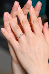 Anillo de Boda Curvo de Oro Blanco de 14K con Corona de Diamantes Cultivados en Laboratorio - Product Image 2