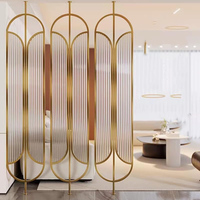 Cloison de séparation en verre cannelé en acier inoxydable doré opulent avec garniture métallique de luxe pour espaces de vie, design personnalisable