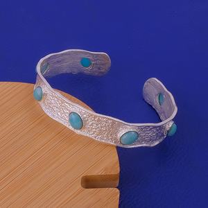 Brazalete Abierto de Plata/Oro con Cabujón Ovalado de Amazonita Texturizado, Hecho a Mano en Latón, Ajustable, Unisex, Moderno y Elegante - Product Image 1