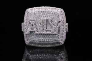 Bague Cocktail de Luxe The Ice Legacy en Argent 925 Plaqué Moissanite, Sertissage Pavé, Coupe Baguette, Motif Lettre, Bijou Unisexe, Cadeau - Product Image 1