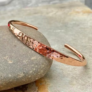 Bracelet en cuivre fait main avec aimants puissants pour la thérapie magnétique, motif classique de la paix, bijoux gravés faits à la main - Product Image 4