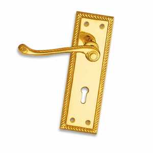 Juego de manija de puerta con cerradura de palanca de latón estilo georgiano y escudo con orificio para llave para puerta interior - Product Image 1
