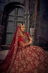 Lujoso terciopelo nupcial Lehenga Choli completo trabajo pesado con piedras Jarkan elegante traje de boda para novias LatestDesignerCollection - Product Image 2