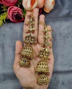 Boucles d'oreilles Jhumka en cristal perlé à double dôme avec chaînes de cheveux intégrées, idéales pour les mariages et les occasions festives – Vente en gros - Product Image 1