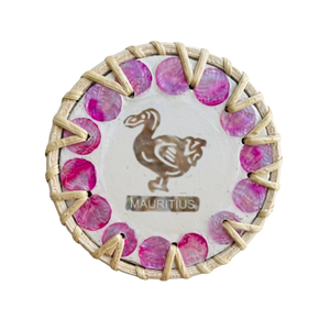 Posavasos Artesanal de Nácar Resistente al Calor - Base de Concha Natural con Revestimiento de Ratán - Accesorio Sofisticado para la Mesa - Product Image 1