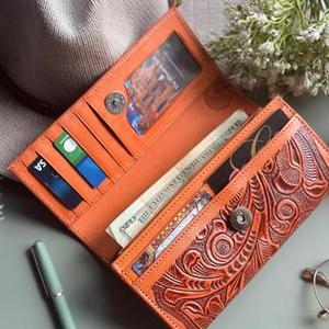Magnifique portefeuille long à plusieurs compartiments pour femmes, en cuir véritable 100%, couleur marron, avec des motifs floraux sculptés à la main, attrayant et élégant. - Product Image 4