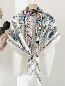 Foulard bandana de luxe imprimé en soie pour femme, carré, pour la tête, les cheveux ou le cou, toucher satiné doux - Product Image 4