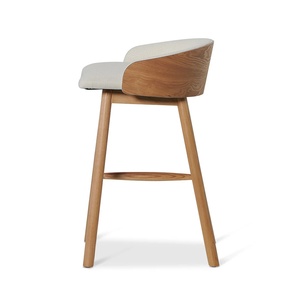 Taburete de bar Nicola hecho de madera de teca maciza de alta calidad con tapicería y acabado natural para uso en interiores. - Product Image 4