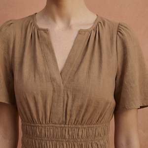 Elegante Vestido Corto de Algodón Beige con Mangas Cortas y Elástico para Mujer, con Tela Ligera y Estilo Moderno - Product Image 2