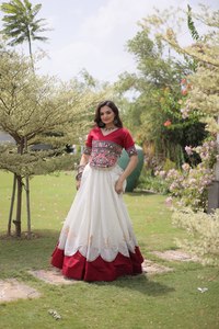 Lehenga Choli de la mejor calidad, especial para Navratri, con flores de loto, adornos de Gota y encaje con espejos para niñas, disponible al mejor precio. - Product Image 6