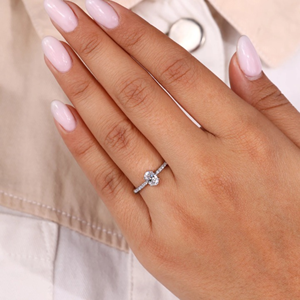Bague de fiançailles en or jaune 14 carats avec diamant solitaire ovale de 0,50 carat, taille ovale, cultivé en laboratoire, et halo caché. - Product Image 5