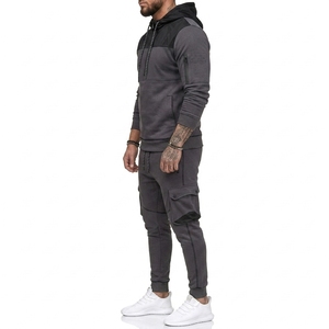 Chándal premium para hombre hecho con tela transpirable que ofrece comodidad, flexibilidad y estilo moderno durante todo el día, para deportes y uso casual. - Product Image 5