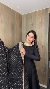 Vestido Anarkali con Bordado de Lentejuelas y Dupatta de Fox Georgette con Borde de Encaje Preconfeccionado y Forro Interior de Micro Algodón Pesado - Product Image 3