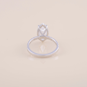 Anillo de Compromiso con Diamante Cultivado en Laboratorio de Corte Marquesa de 3.59CT, Color E, Engaste de Garras, Banda Pavé, Plata de Ley 925 Sólida, Bañado en Rodio, IGI - Product Image 4
