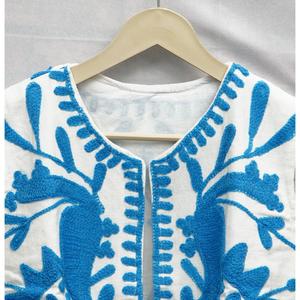 Gilet court en coton respirant et écologique, brodé à la main, motif floral bleu Suzani, col en V, ouverture sur le devant, fermeture à cordon, pour femme - Product Image 3