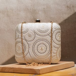 Bolso de Mano Elegante con Lentejuelas Florales Blancas Bordadas, para Fiestas y Eventos - Product Image 1