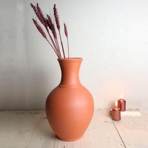 Ensemble de 3 vases en argile de terre cuite fabriqués à la main finition mate rustique dans des tons terreux naturels pour table de maison ou décor minimaliste Boho - Product Image 5
