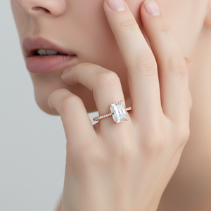 Hoogwaardige juwelen 3.0ct Radiant Cut Lab-diamanten ring met diamanten puntige klauwen, Franse pavé-band, platina ring - Product Image 2