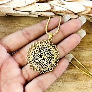 Pendentif Om Bohème Préféré du Marché, Bijoux Spirituels en Laiton pour Femme, Plaqué Or 18 carats, Charme Mandala Sacré en Filigrane, Vente en Gros OEM ODM - Product Image 3