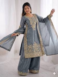 Présentation de la nouvelle collection de créateurs : Ensemble haut-bas et dupatta en soie avec broderies lourdes et travail de sequins, entièrement cousu. - Product Image 4