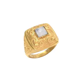 Cincin emas antik memukau dengan batu putih murni, Luxe gading adalah aksesori sempurna untuk setiap kesempatan