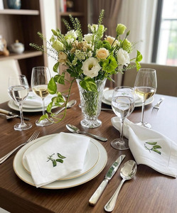 Serviettes de table en coton brodé carrées classiques personnalisées, réutilisables, durables, lavables, avec ourlet festonné, pour dîners, mariages et fêtes - Product Image 1