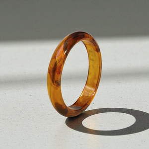 Bracelet jonc en résine fait main, forme ronde, avec feuille d'or et inclusions rouges, bijou de collection artistique, technique de moulage - Product Image 3