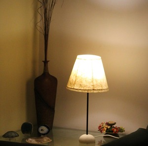 Lámparas de noche hechas a mano con papel de fibra Lokta reciclado, con base de mármol blanco resistente y pantalla cónica para dormitorio, sala de estar, restaurante. - Product Image 3