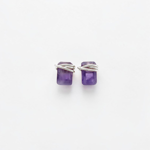 Boucles d'oreilles clous minimalistes élégantes en améthyste, en laiton avec finition argentée, vente en gros 2026, art portatif fait main pour femmes - Product Image 3