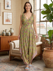 Vestido Dhoti Estampado Floral Verde para Mujer, Sin Mangas, Cuello en V, Poliéster, Estilo Occidental Contemporáneo - Product Image 1