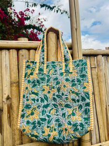 Bolso tote acolchado de algodón, hecho a mano en India, lavable, con cierre de cremallera, bolso de compras para mujer, bolsos de hombro para damas de la India. - Product Image 2