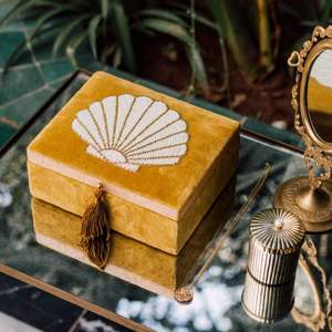 Caja de Anillos Cuadrada Hecha a Mano con Bordado de Hortensias, Estuche de Joyería de Tela con Borla de Cuentas, Diseño Moderno, Artesanía - Product Image 4