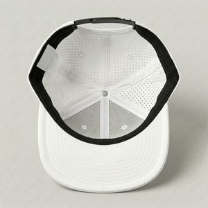 Gorra de golf de rendimiento premium de 5 paneles con visera plana, perforaciones cortadas a láser, bordado personalizado en la corona y malla exterior OEM - Product Image 4