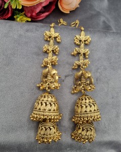 Boucles d'oreilles Jhumka en cristal perlé à double dôme avec chaînes de cheveux intégrées, idéales pour les mariages et les occasions festives – Vente en gros - Product Image 4