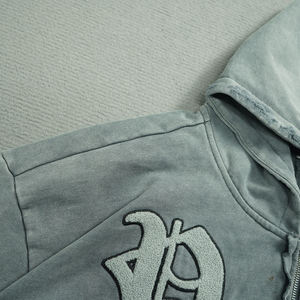 Sudadera con capucha de alta calidad con cremallera y estampado de camuflaje a medio cuerpo, estilo streetwear, con logo de chenilla y efecto desgastado, unisex. - Product Image 3