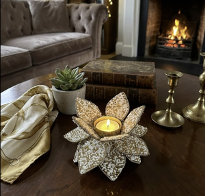 Porte-bougie en métal fait main avec perles en or blanc - Décoration d'intérieur de luxe écologique pour Noël, la Saint-Valentin, Pâques, design floral - Product Image 6