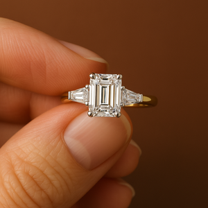 Bague de fiançailles à trois pierres en diamant de laboratoire taille émeraude avec diamants latéraux baguette effilés, certifiée IGI, en or massif 14 carats - Product Image 1