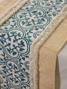 Chemin de table double couche en toile de coton slub premium, imprimé floral, style damassé, avec pompons, couleur crème, personnalisable pour salle à manger - Product Image 6