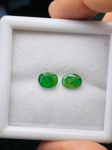 Par de Esmeraldas Naturales de Zambia, Corte Ovalado, 2.65 Quilates, Calidad AAA, Color Verde, Certificado IGI, Lustre Excelente, Corte y Pulido Perfectos, Joyería - Product Image 1