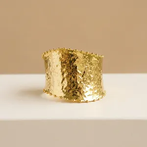 Bracelet manchette en laiton plaqué or anti-ternissement avec motif en laiton texturé, bijoux pour femme - Product Image 5