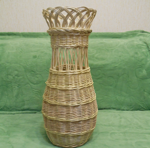 Vase en rotin tressé ouvert en forme d'arche avec insert en verre sur socle, idéal pour une décoration florale moderne, à prix de gros - Product Image 6