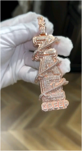 จี้เพชรแบบ Iced Out สั่งทำได้ตามต้องการ ตัวอักษรตามสั่ง เงินแท้ 925 ประดับเพชร VVS มอยส์ซาไนต์ สไตล์ฮิปฮอป จี้แบบ Iced Out แนวตั้ง - Product Image 2